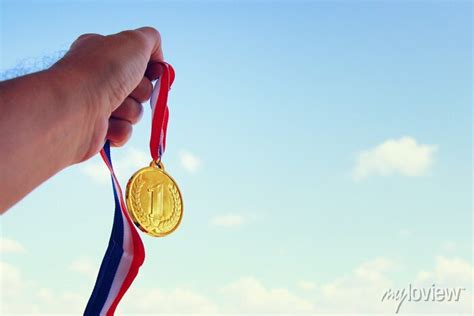 Homem M O Levantada Segurando A Medalha De Ouro Contra O C U