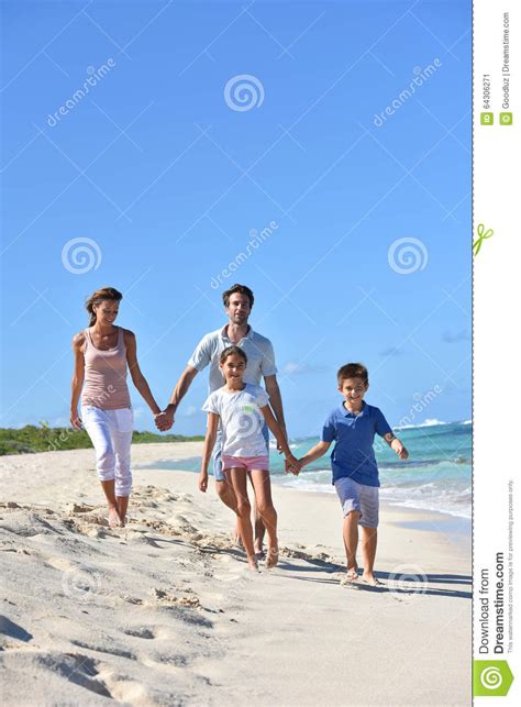 Familia Feliz Que Corre En La Playa Imagen De Archivo Imagen De