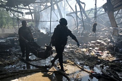 Többen meghaltak miután az orosz hadsereg rakétákkal lőtte Harkivot