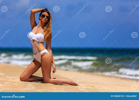 Modelli In Bikini Bianco Che Posa Alla Spiaggia Fotografia Stock Immagine Di Estate Felice