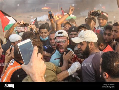 Los Manifestantes Visto Cargando Un Palestino Herido Durante Los Enfrentamientos 7 Palestinos