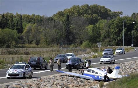 NOTÍCIAS E HISTÓRIAS SOBRE AVIAÇÃO Pequeno avião faz pouso de