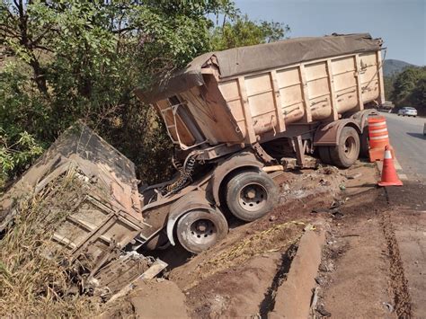 Remoção de carreta interdita sentido RJ da BR 040 na tarde deste sábado