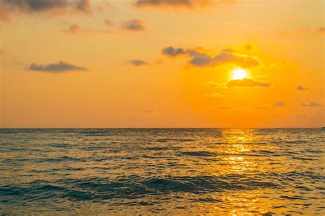 Sonnenuntergang über dem meer Kostenlose Foto