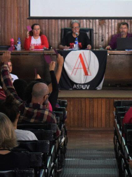 Ap S Assembleia Greve Dos Professores Da Ufv Continua Primeiro A Saber