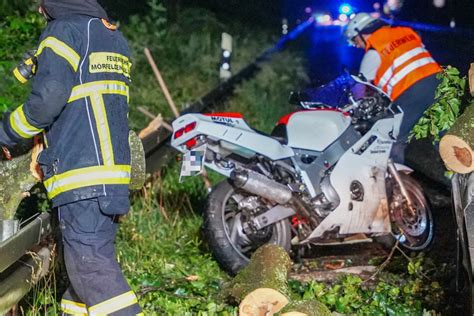 Unwetter trifft Südosthessen Baum stürzt auf fahrenden Mercedes