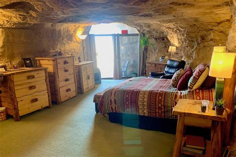 ‘Cave Sweet Cave?’ Geologist Builds Cozy Cave Abode in Vertical Cliffs ...