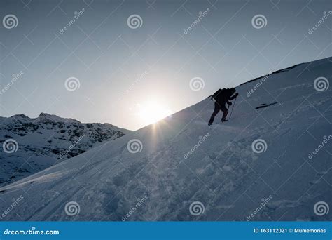 Bergsteiger Klettern Bei Sonnenuntergang Im Winter Auf Schneebedeckten