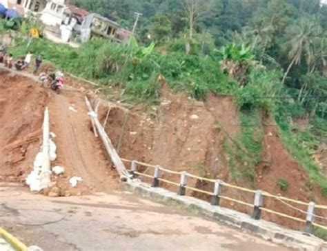 Jembatan Antarprovinsi Di Lebak Putus Akibat Tergerus Longsor