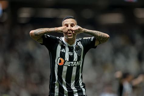 Arana celebra primeira vitoria do Galo em um clássico na Arena MRV e