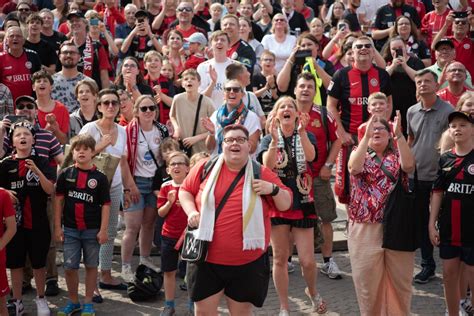 Bilderstrecke Zu SV Wehen Wiesbaden Aufstieg Von Fans Mit Sektduschen