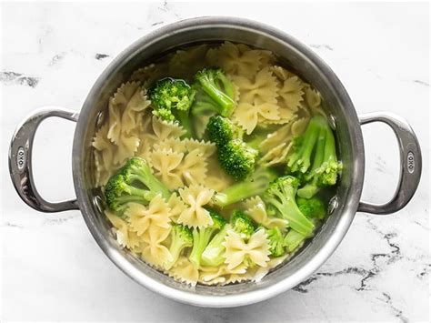 Pâtes crémeuses au pesto avec poulet et brocoli