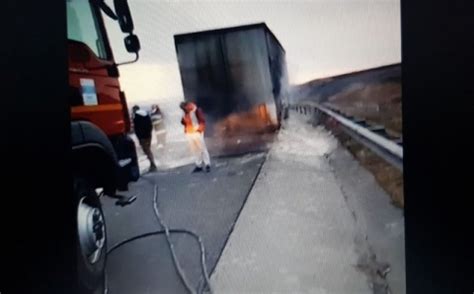 Camion A Fost Cuprins De Fl C Ri Joi Diminea A Pe Autostrada