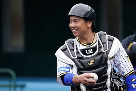 阪神、横田慎太郎さんのユニホーム胴上げ 今年7月に急逝離脱中の梅野が持ち込む 野球 スポーツブル スポブル