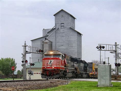 Towns and Nature: Carlock, IL: Depot and Old grain elevator still being ...