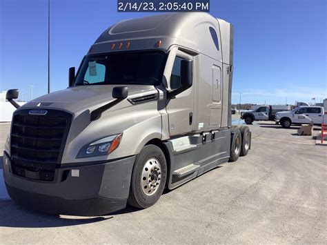 Freightliner Cascadia Sleeper Semi Truck Raised Roof