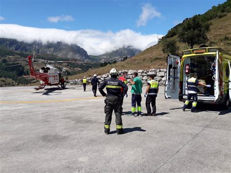 Herido Un Hombre De A Os Tras Caer Metros Por El Talud Del R O