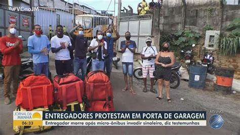 Família e amigos protestam após morte de entregador atropelado por