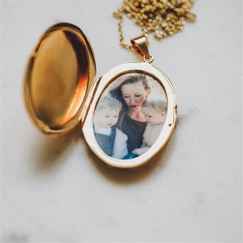 14k Gold Locket Pendant that holds picture, image, photograph inside ...