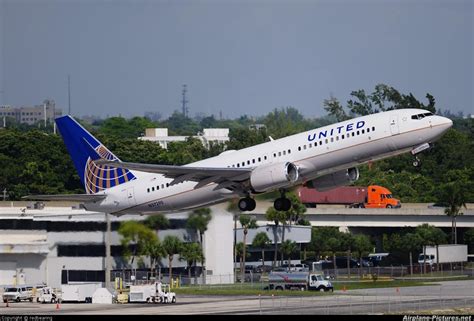 United Airlines Boeing With Split Scimitar Winglet For More