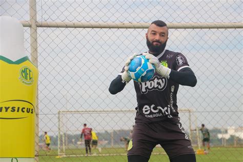 Presente nos 38 jogos da Série B Alex Muralha renova contrato o