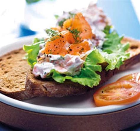 Salada de salmão fumado sobre tostas de centeio Receitas Salmão