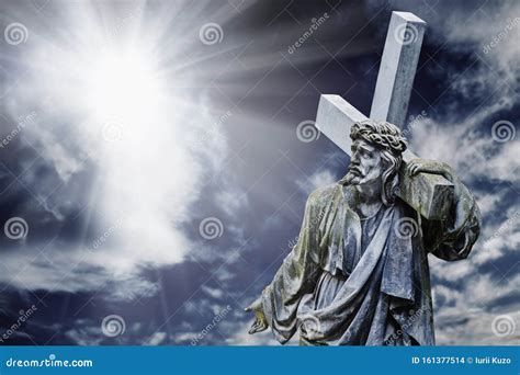 Imagem Dramática Da Crucificação De Jesus Cristo Nos Raios De Luz