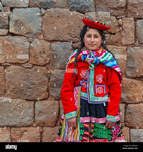 Portrait De La Jeune Femme Autochtone Péruvienne Quechua Avec Des