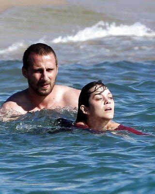 Marion Cotillard Showing Her Nice Big Tits On Beach With Friend Paparazzi Pictur Porn Pictures