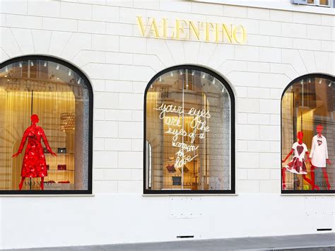 Elegância E Sofisticação Conheça A História Da Valentino Etiqueta Unica