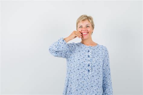 Femme Mature Tirant Sa Joue En Robe Et à La Jolie Photo Gratuite