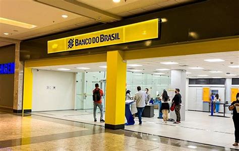 Mulher Cai De Elevador De Acessibilidade No Banco Do Brasil Do Teresina