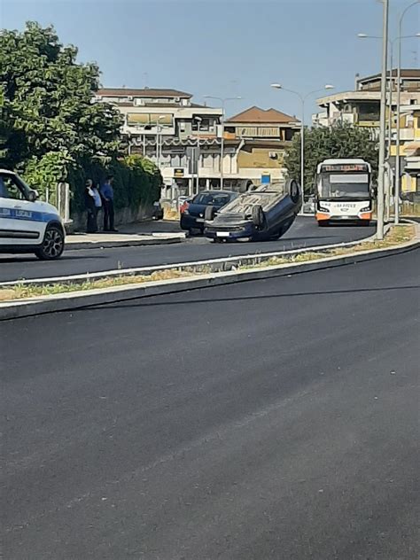 Cerveteri Auto Si Cappotta Sulla Nuova Viale Manzoni