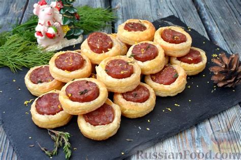 Рецепт: Мини-слойки с колбасой на RussianFood.com
