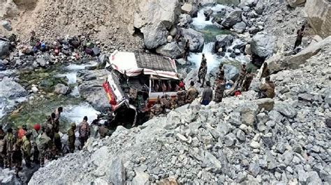 Ladakh Accident लद्दाख में सेना के जवानों से भरी बस श्योक नदी में