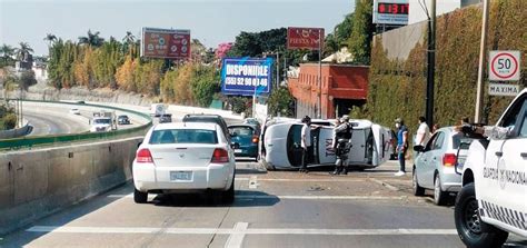 Cuatro Autos Involucrados En Accidente En El Paso Express Cuernavaca