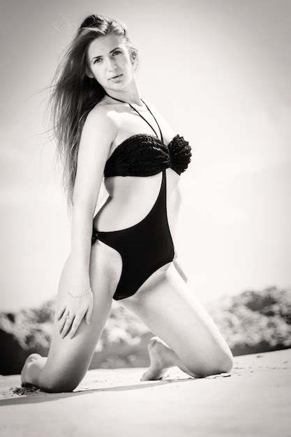 Mujer Sexy En Bikini En La Playa De Arena Blanca Foto Premium