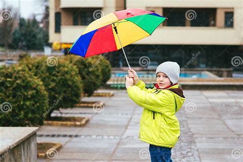 Kute Kleine Jongen Die Op Regenachtige Dag In De Stad Loopt Kind Met