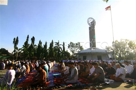 SHALAT IDUL ADHA DI TUGU KHATULISTIWA ANTARA Foto