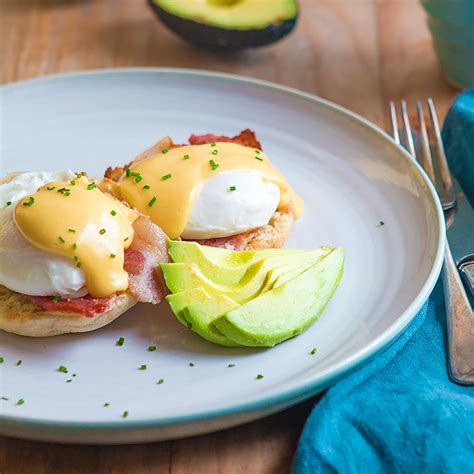 Eggs Benedict with Avocado – Avanza