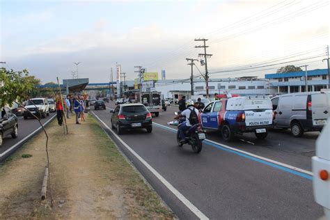 Mulher morre atropelada após ser atingida por carro na Av Torquato