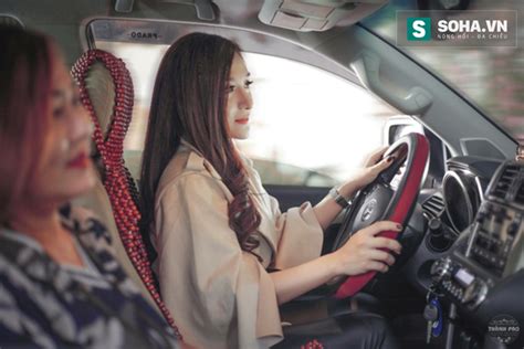 Gia thế không phải dạng vừa của hot girl bikini vườn đào