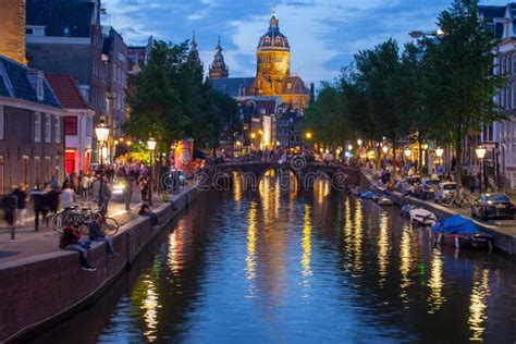 Canal Ponte Catedral E Barcos Em Nivelar Amsterdão Arquitetura Da