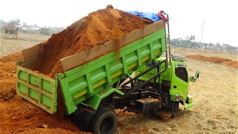 Muatan Menggunung Mobil Truk Hino Dutro Jomplang Tanah Timbunan