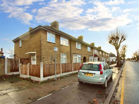 3 Bed End Terrace House For Sale In Hedgemans Road Dagenham Rm9 £