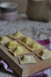 Ravioli Con Gambero Rosso Coccio Pinoli E Capperi Con Sugo Alla