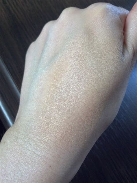 Revlon Nearly Naked tečni puder