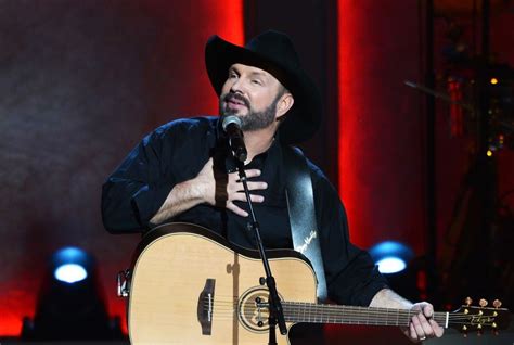 Garth Brooks to perform concert shown live at 300 drive-in theaters ...