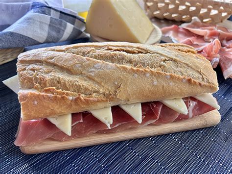 Como preparar un tradicional bocadillo de jamón y queso