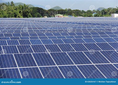 Centrale Elettrica Solare Di Pv Della Su Terra Della Larga Scala